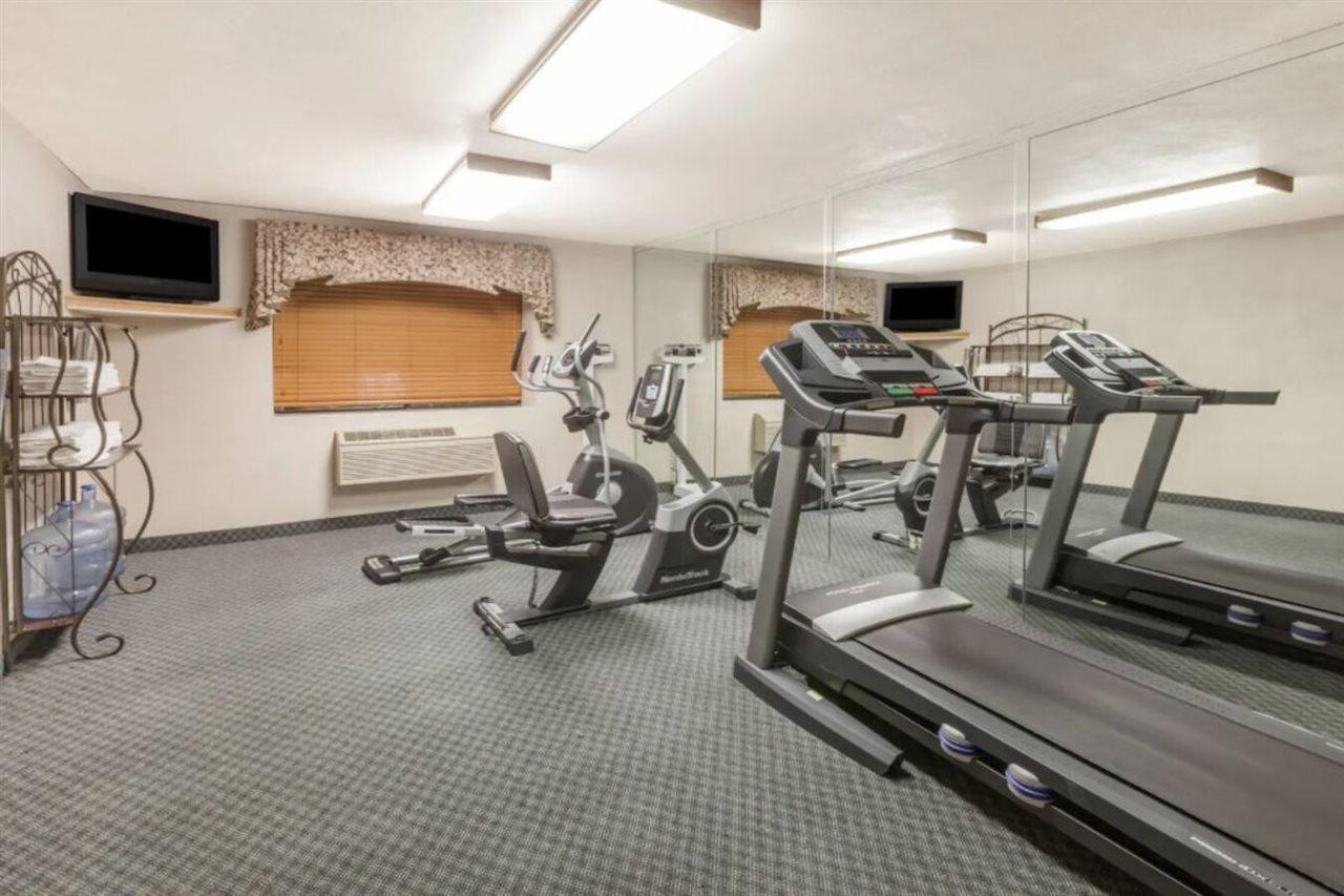Ramada by Wyndham Oklahoma City Airport North Bagian luar foto