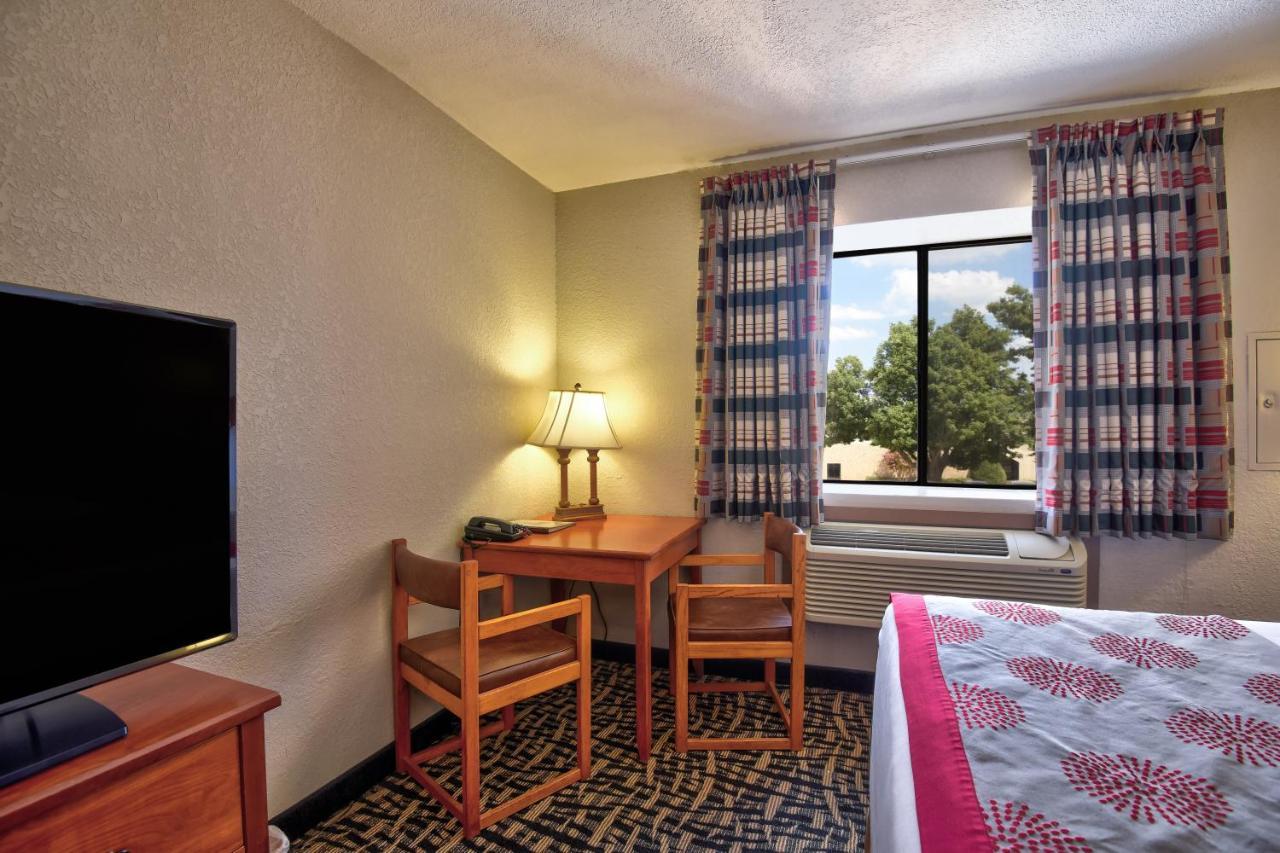 Ramada by Wyndham Oklahoma City Airport North Bagian luar foto