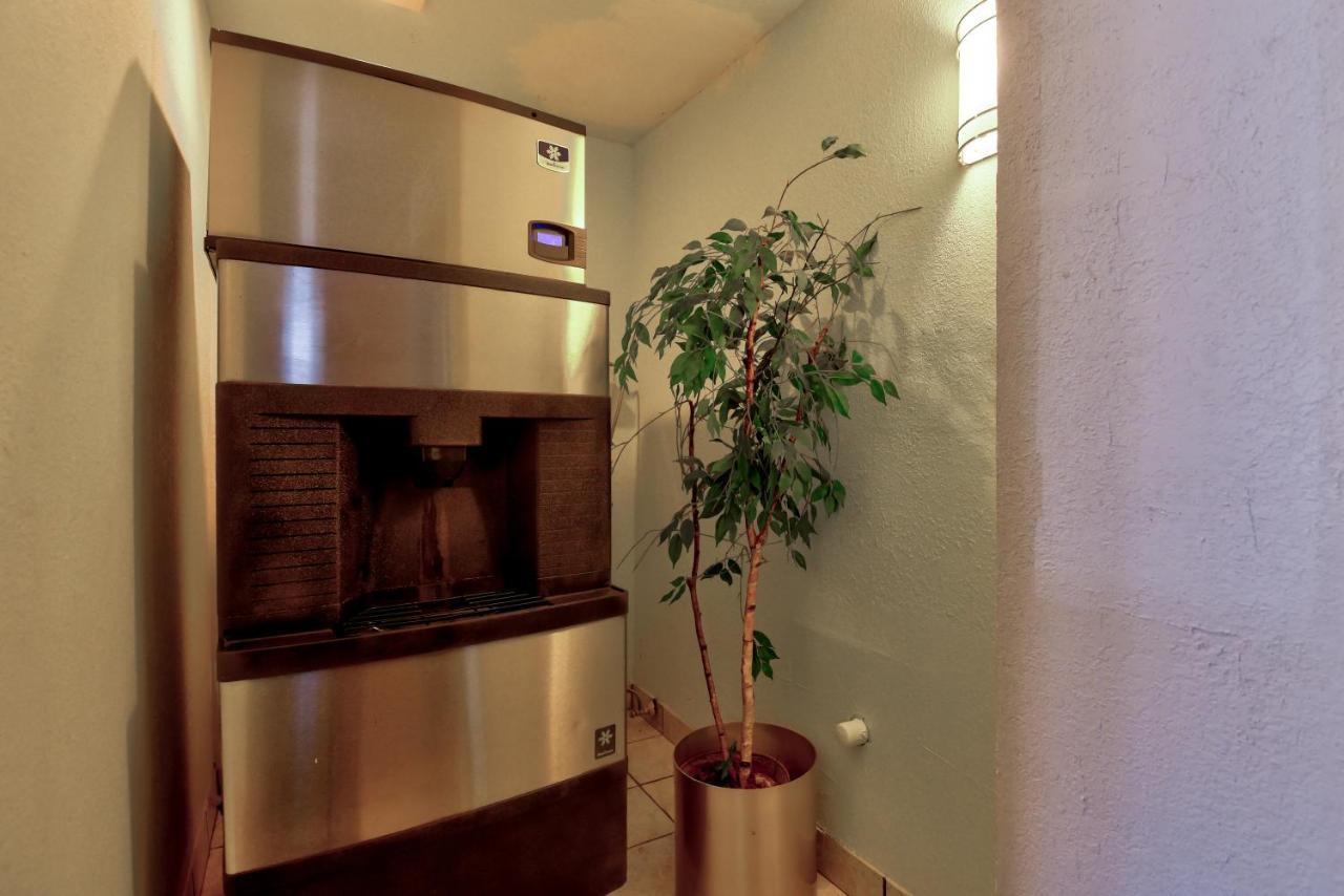 Ramada by Wyndham Oklahoma City Airport North Bagian luar foto