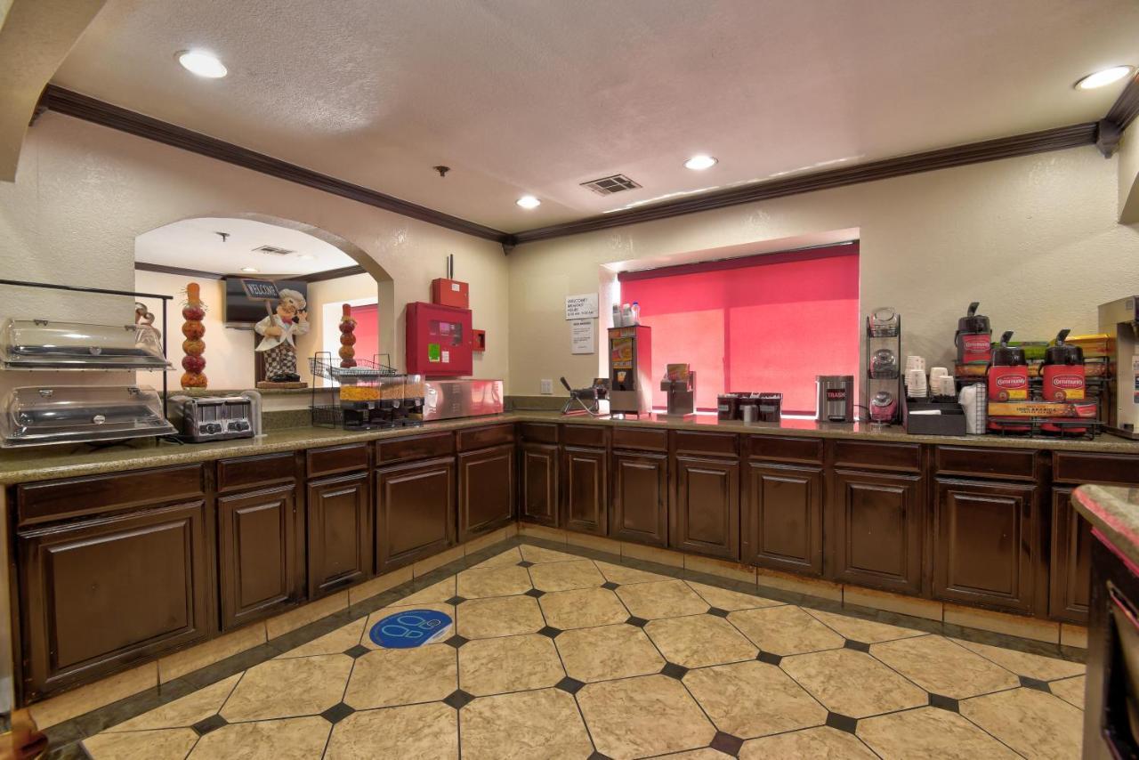 Ramada by Wyndham Oklahoma City Airport North Bagian luar foto