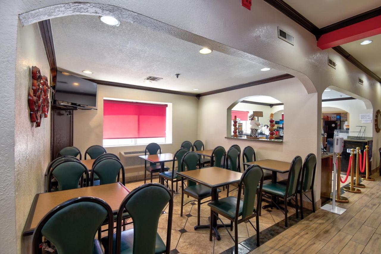 Ramada by Wyndham Oklahoma City Airport North Bagian luar foto