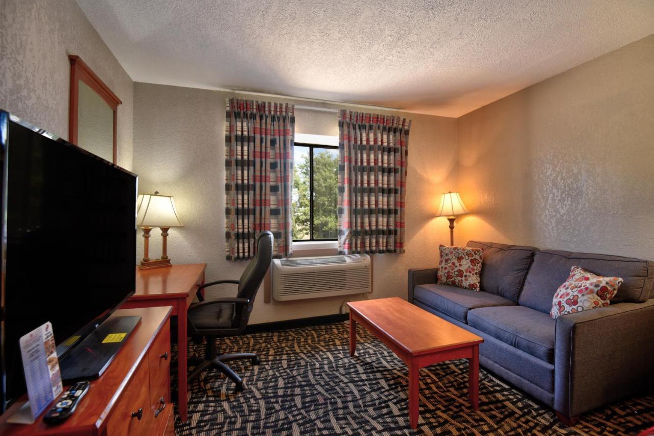 Ramada by Wyndham Oklahoma City Airport North Bagian luar foto