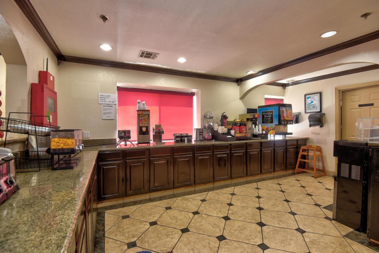 Ramada by Wyndham Oklahoma City Airport North Bagian luar foto