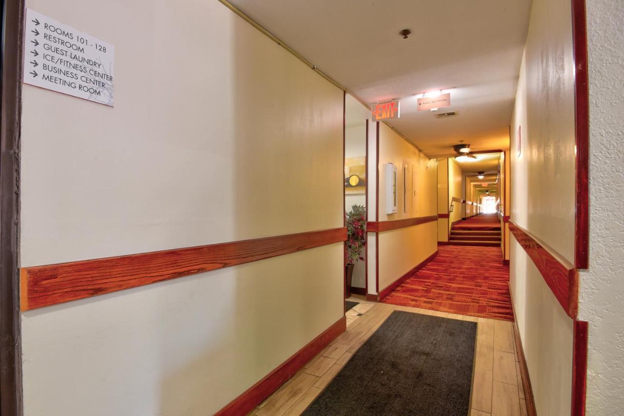 Ramada by Wyndham Oklahoma City Airport North Bagian luar foto