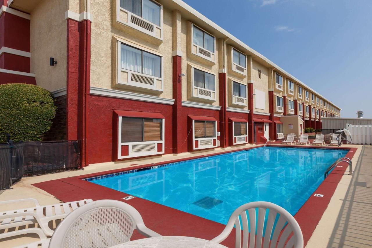 Ramada by Wyndham Oklahoma City Airport North Bagian luar foto